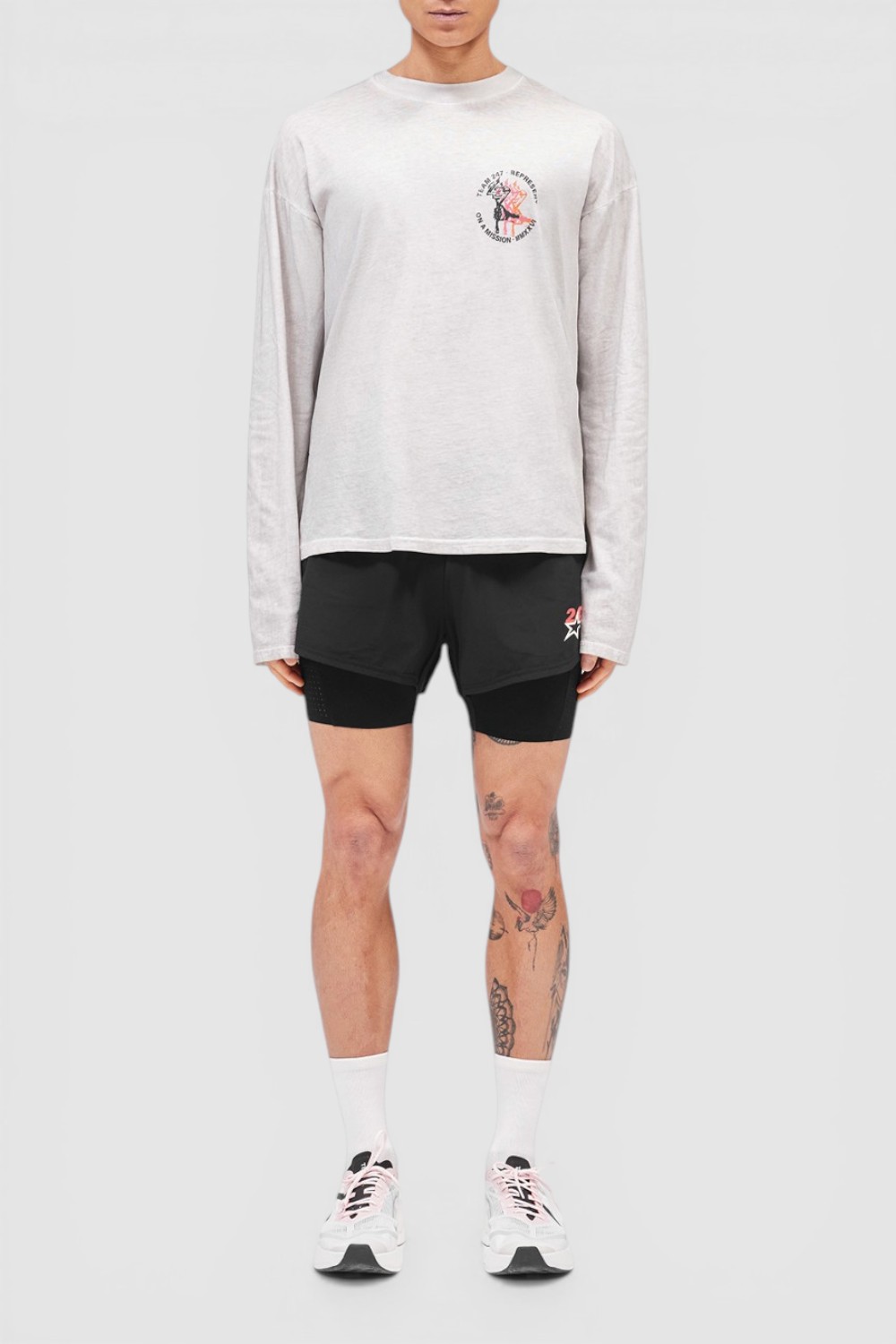 תמונת כל הלוק של מכנסי אימון